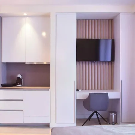 Metropolitan - View *